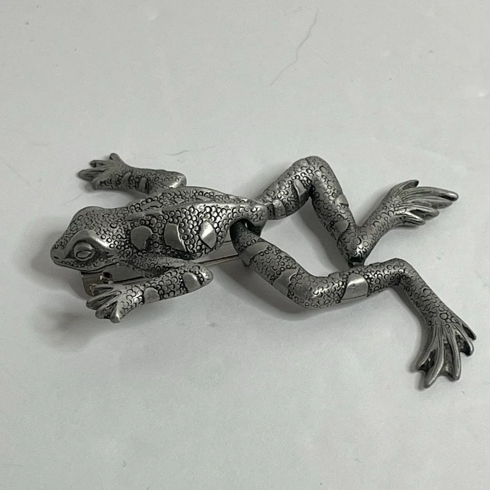 FROG  JJ Jonette Jewelry Brooch Pin Silver Tone with Moving Legs Vintage